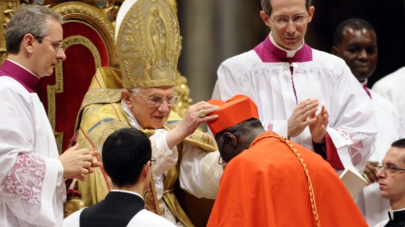 I giornaloni, imbarazzati, oscurano l’incontro tra Sarah e Ratzinger