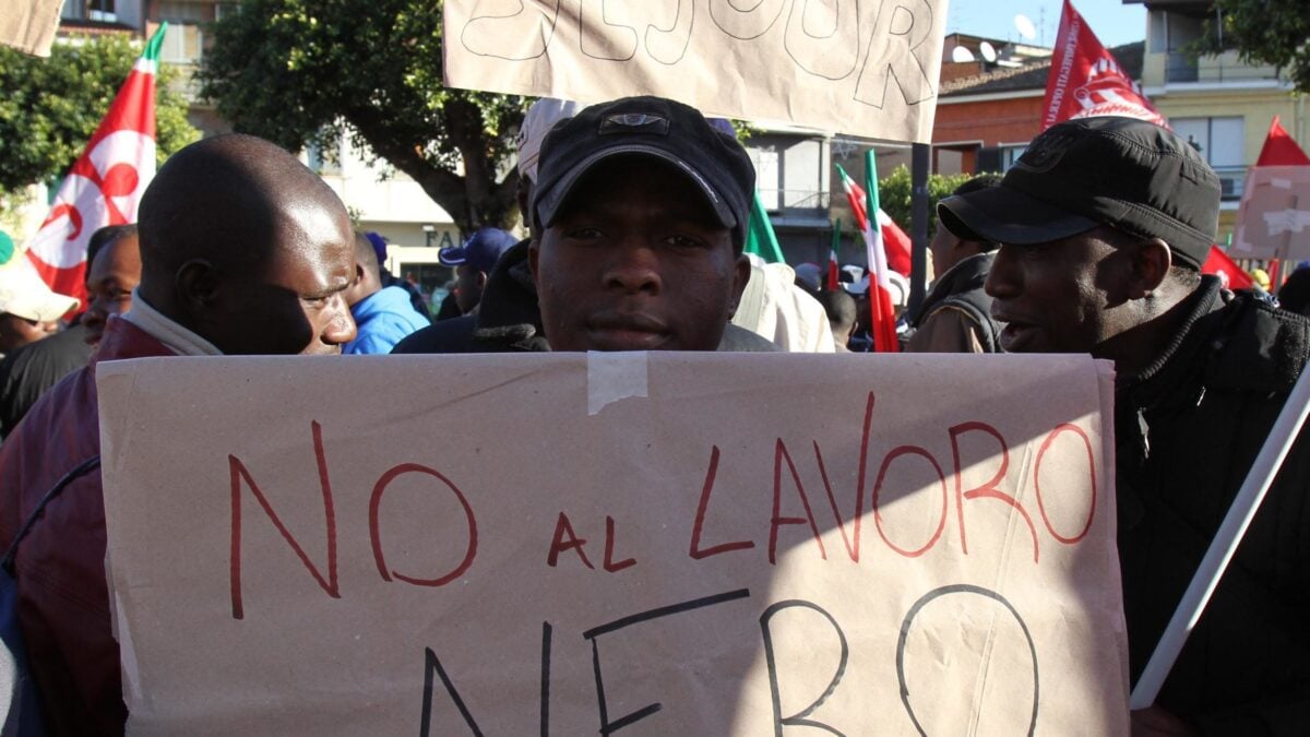 L’unico lavoro difeso dalla sinistra è quello sulla pelle degli immigrati