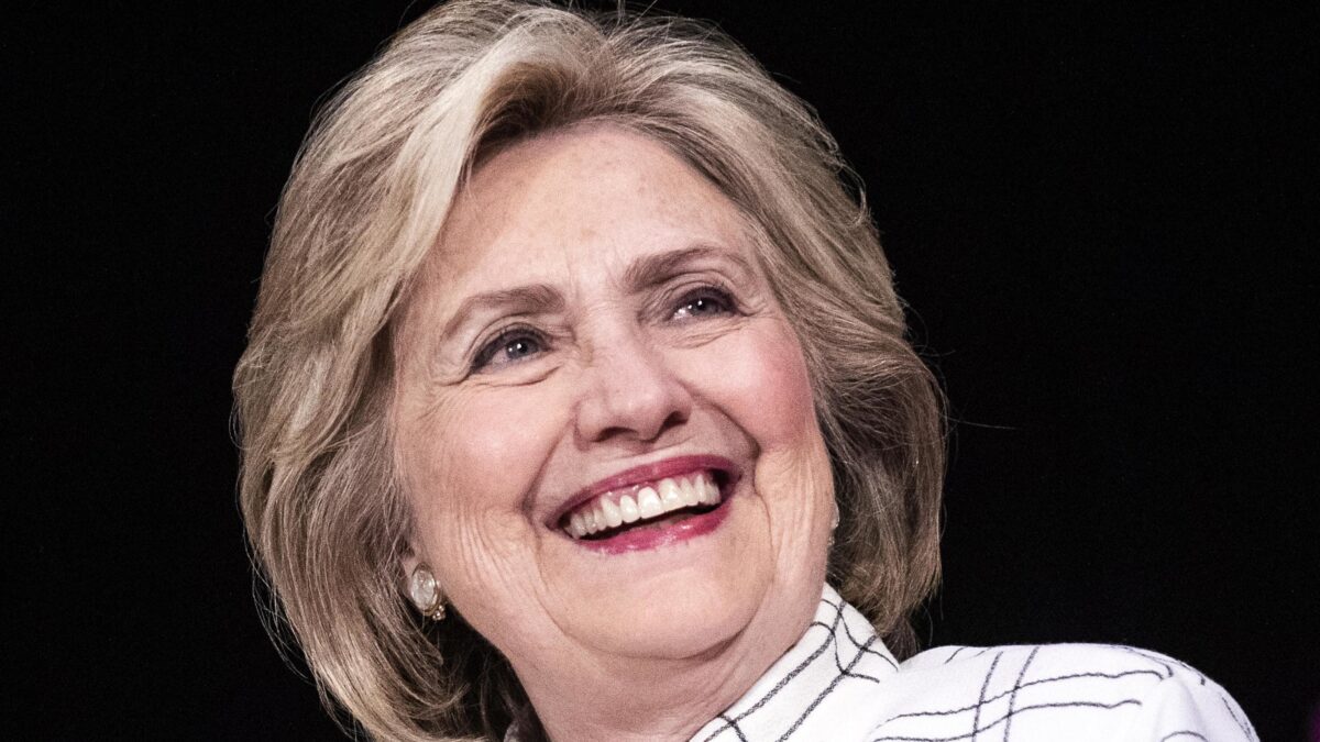 La Clinton non impara nulla e torna ad attaccare Sanders