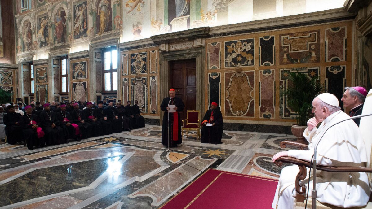 Basta la firma di Ratzinger a far esplodere la guerra sul ruolo di Benedetto XVI