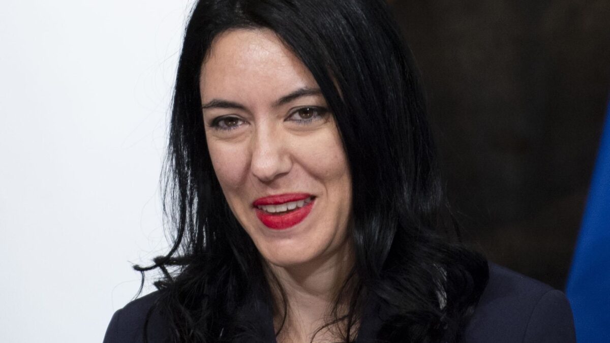 La Azzolina parla d’altro ma le accuse non si placano: «Tesi scaricata dal Web»