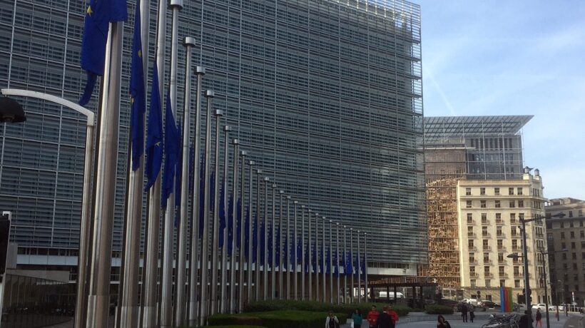 Ma quanto è fragile il castello dell’Ue se ha paura persino delle bandierine