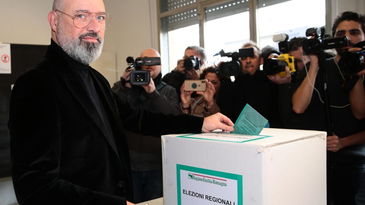 Bonaccini si tiene l’Emilia aggrappandosi con le unghie (e nascondendo il Pd)