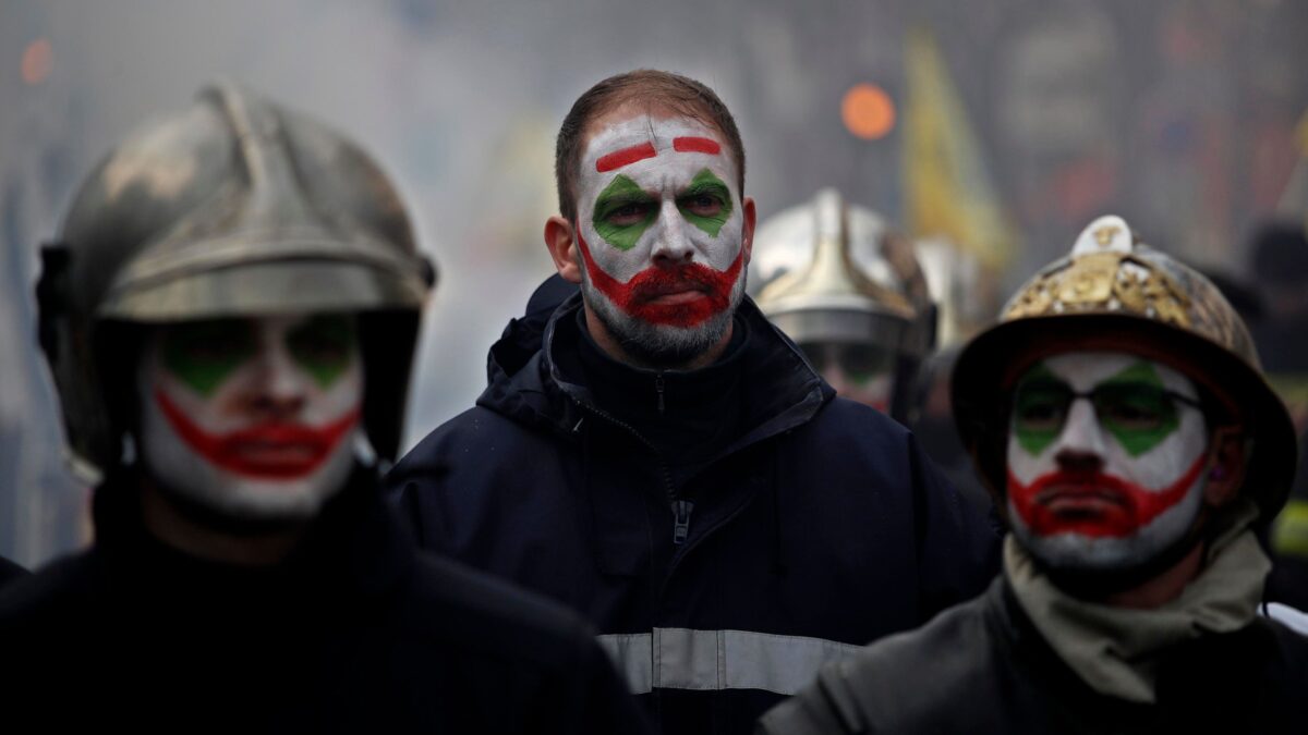 La polizia di Macron «spara» acqua contro i vigili del fuoco francesi
