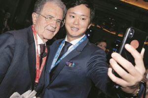Prodi esulta: lavoratori italiani come i cinesi