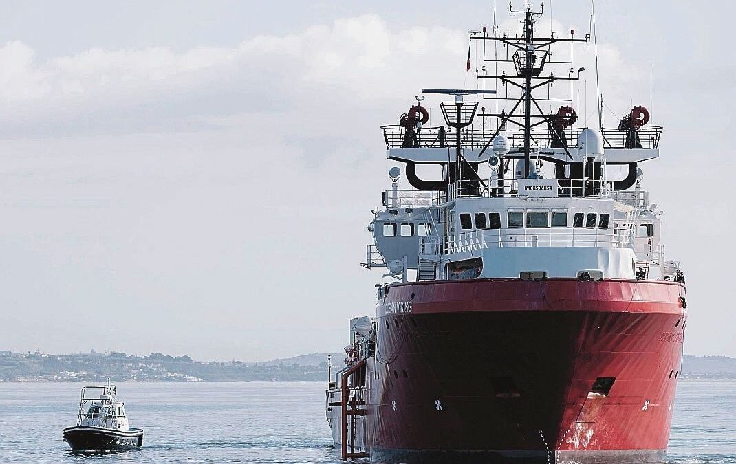 I dem pur di non perdere le regionali lasciano i migranti in mezzo al mare