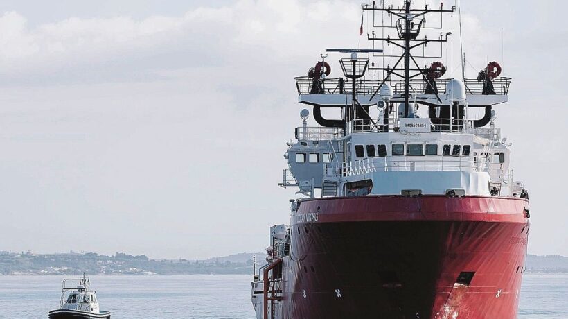 I dem pur di non perdere le regionali lasciano i migranti in mezzo al mare