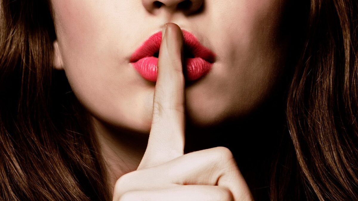 Sottovoce. Si chiama Asmr e si traduce «massaggio del cervello». Un’onda che rilassa i sensi