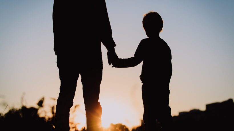 Papà assediato dai servizi sociali: «Vogliono portare via i miei figli»