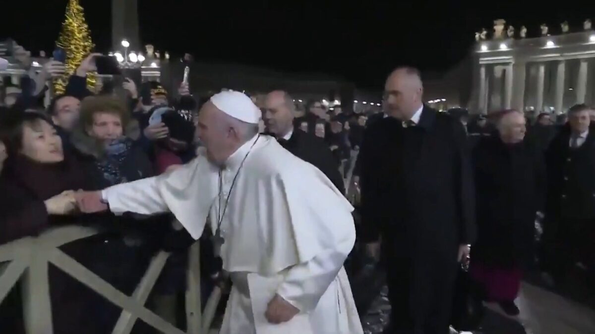 Umano, pure troppo umano. I ceffoni del Papa alla fedele sono già un pezzo di storia