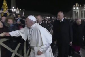 Umano, pure troppo umano. I ceffoni del Papa alla fedele sono già un pezzo di storia