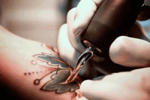 Uno su quattro ne ha uno. Ma attenzione, rimuovere un tatuaggio costa caro
