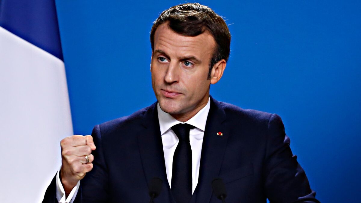 Macron premia con la legion d’onore il fondo che gode per la sua riforma