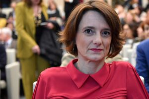 Smettere di fare bambini fa aumentare la povertà. Ma per il ministro Bonetti la priorità è l’omofobia