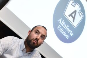 Il Salone del libro ipocrita censura due volte. Manda l’invito ad Altaforte poi lo ritira: «Un errore»