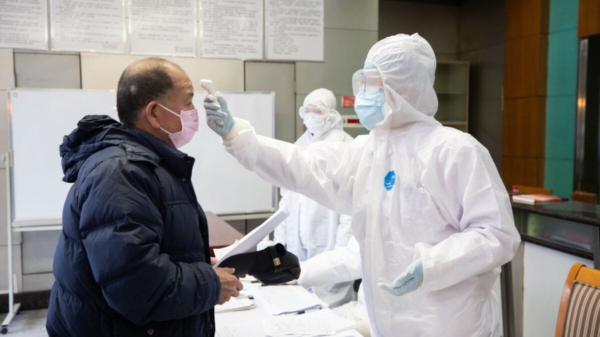 La Cina marchia gli infetti dal virus per monitorare i loro spostamenti