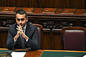 Di Maio va in piazza contro Giuseppi