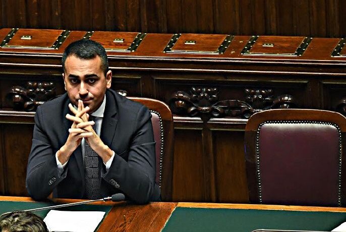 Di Maio va in piazza contro Giuseppi