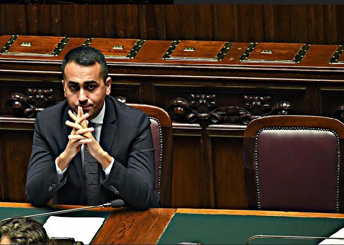 Di Maio va in piazza contro Giuseppi