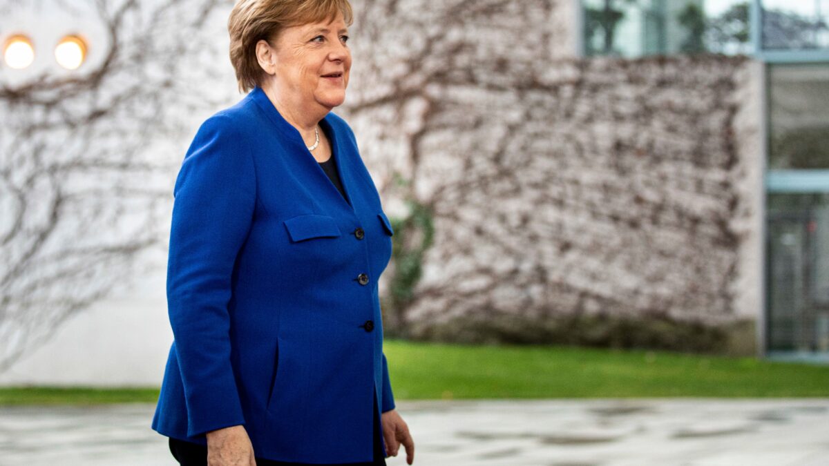Democrazia secondo la Merkel: se vince la destra, lei annulla il risultato del voto