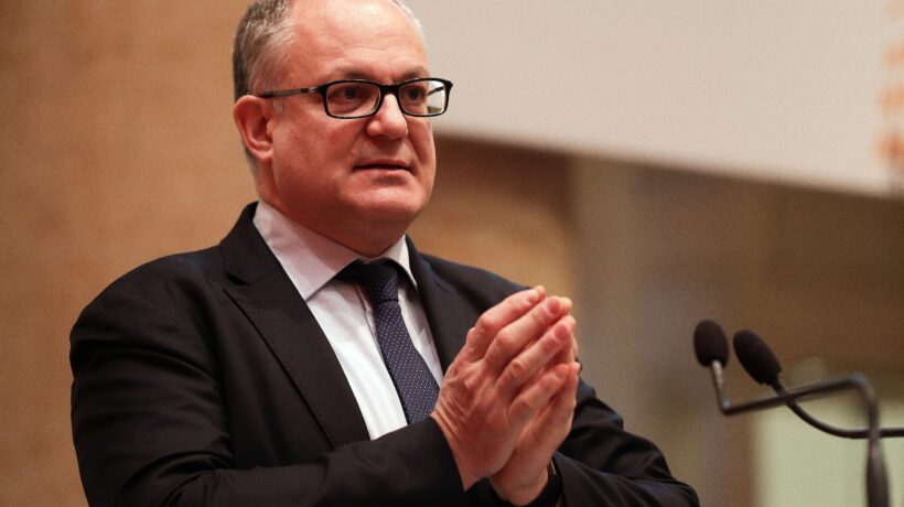 Gualtieri giura: «Ripresa in arrivo». Ue e Confcommercio lo smentiscono