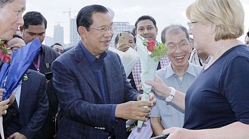 Per evitare l’ira di Pechino la Cambogia scarica infetti e accoglie il virus con i fiori