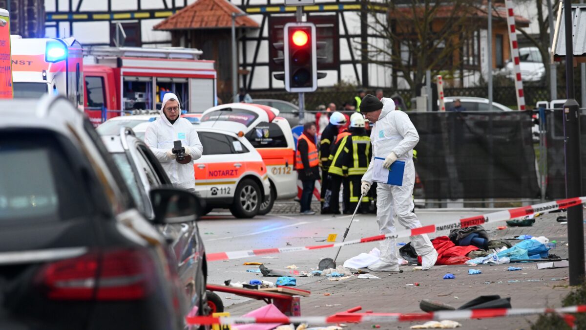 Terrore in Germania. Scaglia un furgone dritto sul Carnevale. Trenta feriti, 7 gravi