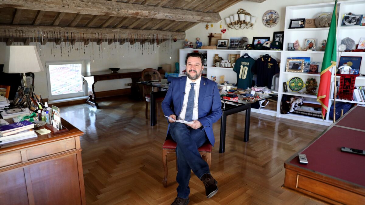 Salvini prova a finire il Conte dimezzato. E dal Quirinale lancia il «governo di unità»
