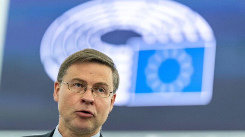 Dombrovskis usa il deficit dei gialloblù per lodare Pd e M5s (che lo fanno alzare)