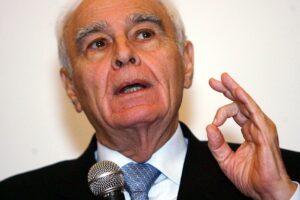 Girolamo Sirchia: «La Cina non ci dice tutto: è disorganizzata»