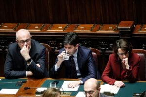 Nuova giravolta: «Toni bassi». Ma derby d’Italia blindato, il governo è fuori controllo