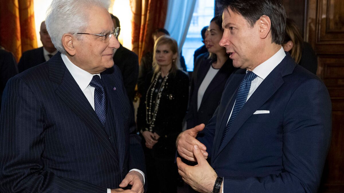 Mattarella con i medici contro Conte