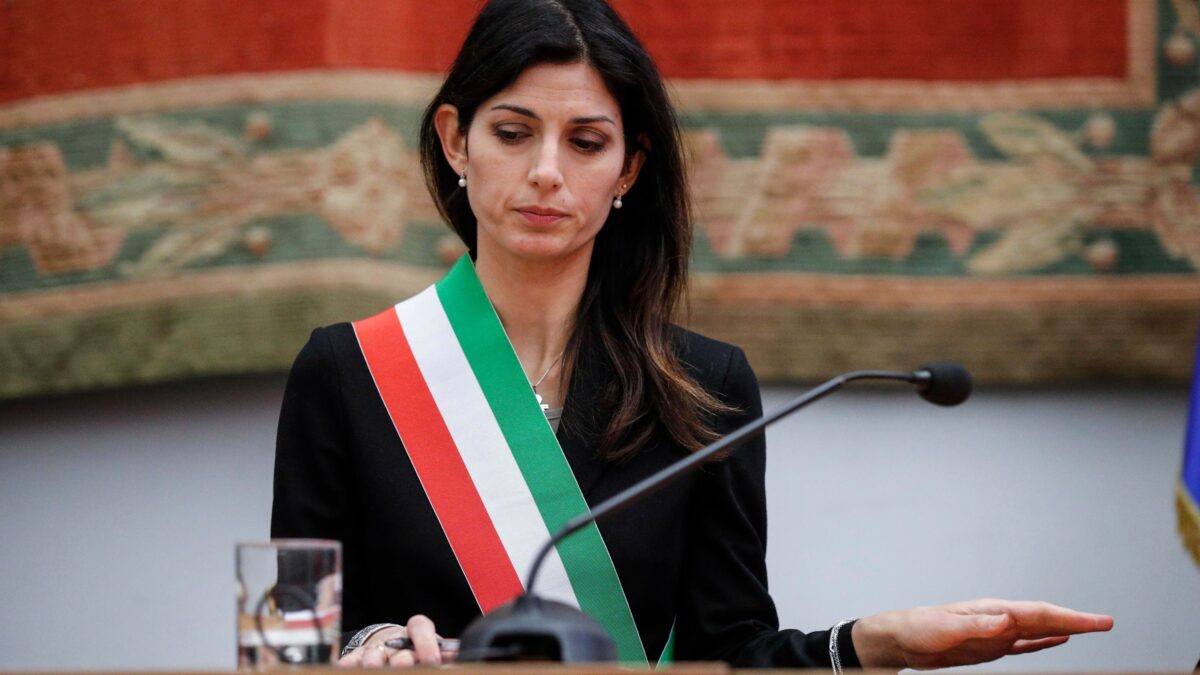 La Raggi sbaglia data su Roma capitale. E ci casca persino papa Francesco