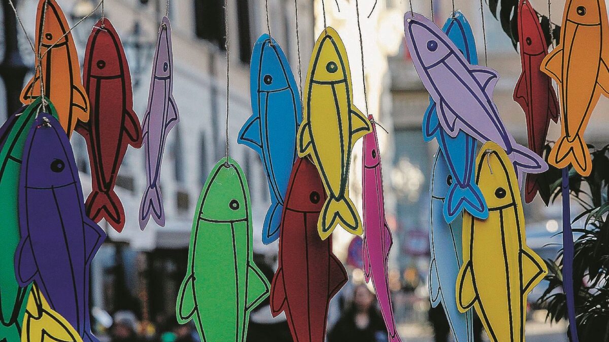 La fabbrica di sardine sta in parrocchia senza pagare l’affitto. E il prete ringrazia