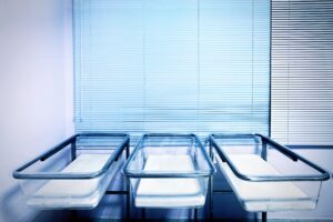 Milioni di aborti e spiccioli per la vita. Poi piangono perché mancano i bebè