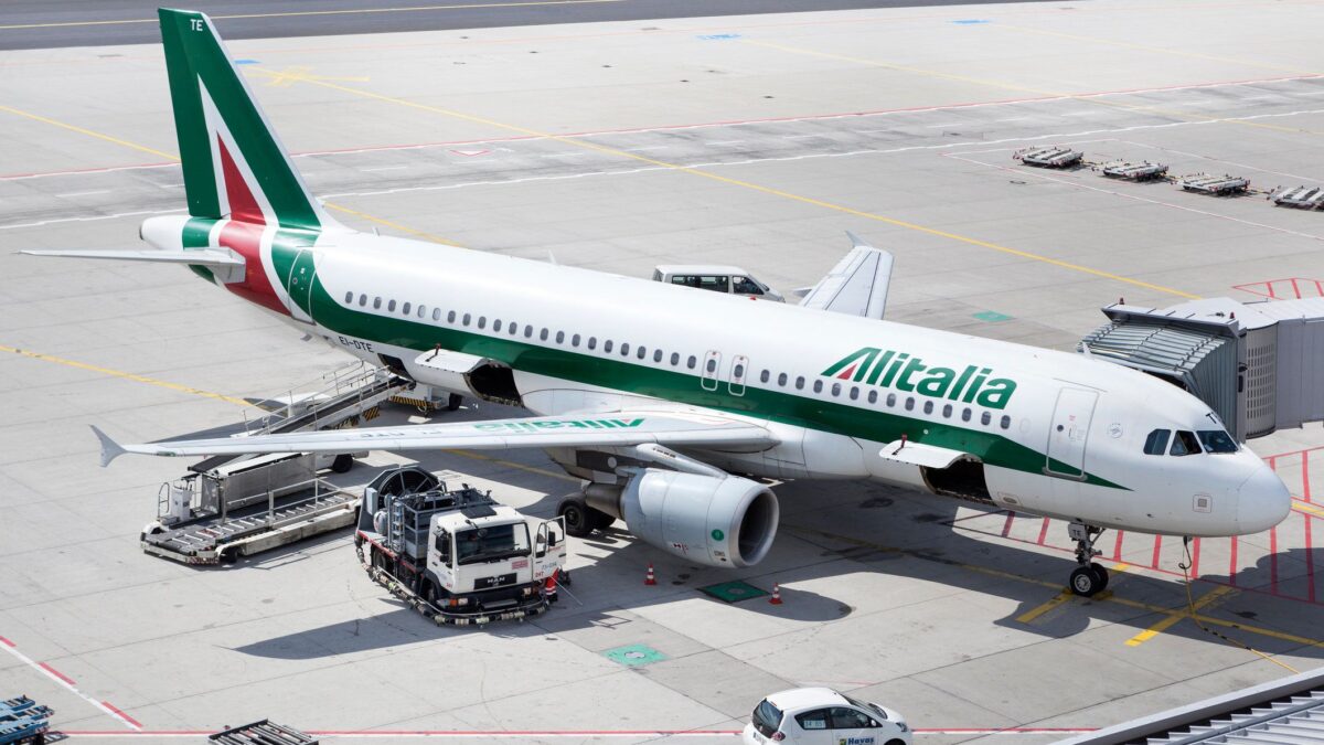 Altri 100 milioni pubblici per l’agonia Alitalia