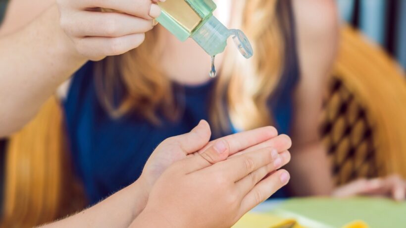 Per paura dei germi ci freghiamo le mani (e lo fa anche chi produce i gel detergenti)