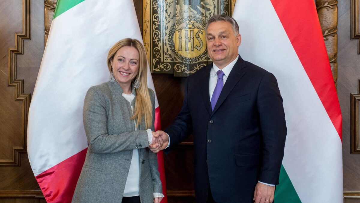 Il centrodestra pasticcia nella corsa a Orbán