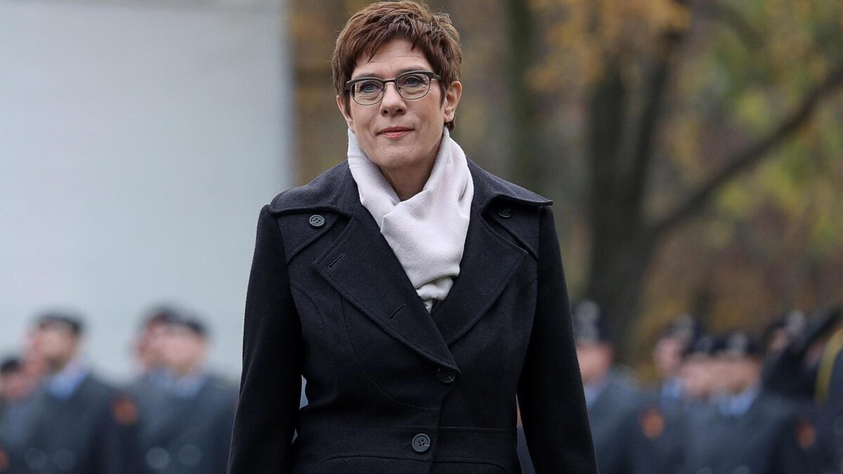 La mini Merkel lascia la guida della Cdu. Ora inizia la guerra per la successione