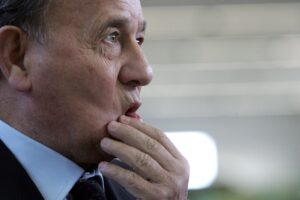 Carboni e Mureddu tornano sul luogo del delitto e cercano di piazzare grafene