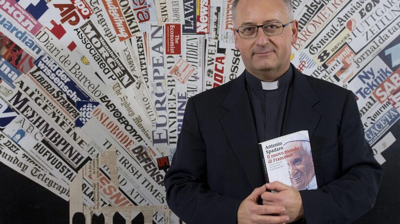 Ecco la cura di Antonio Spadaro per il  virus: «Tutti in piazza stretti stretti come fratelli»