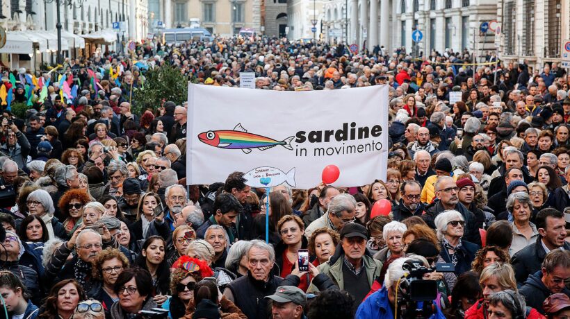 La fabbrica delle sardine di stoffa non paga l’affitto alla parrocchia