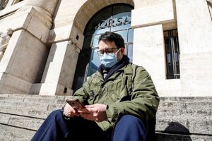 La Borsa precipita e lo spread morde. Riunione straordinaria della Consob