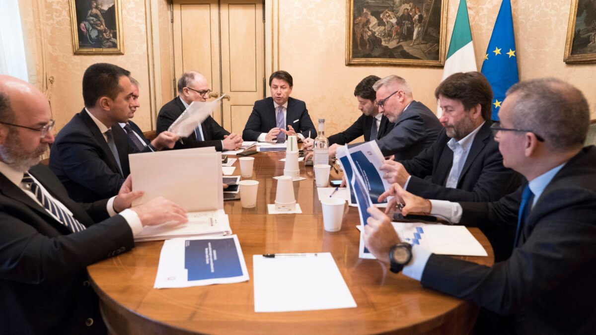 Al premier sono bastati tre giorni per gettare la nazione nel ridicolo