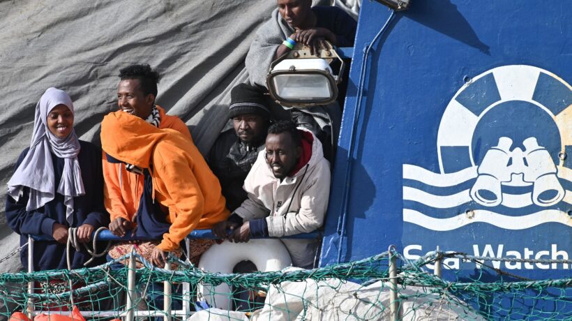 Gli immigrati della Sea Watch nella caserma delle fughe. E gli attivisti fanno le vittime