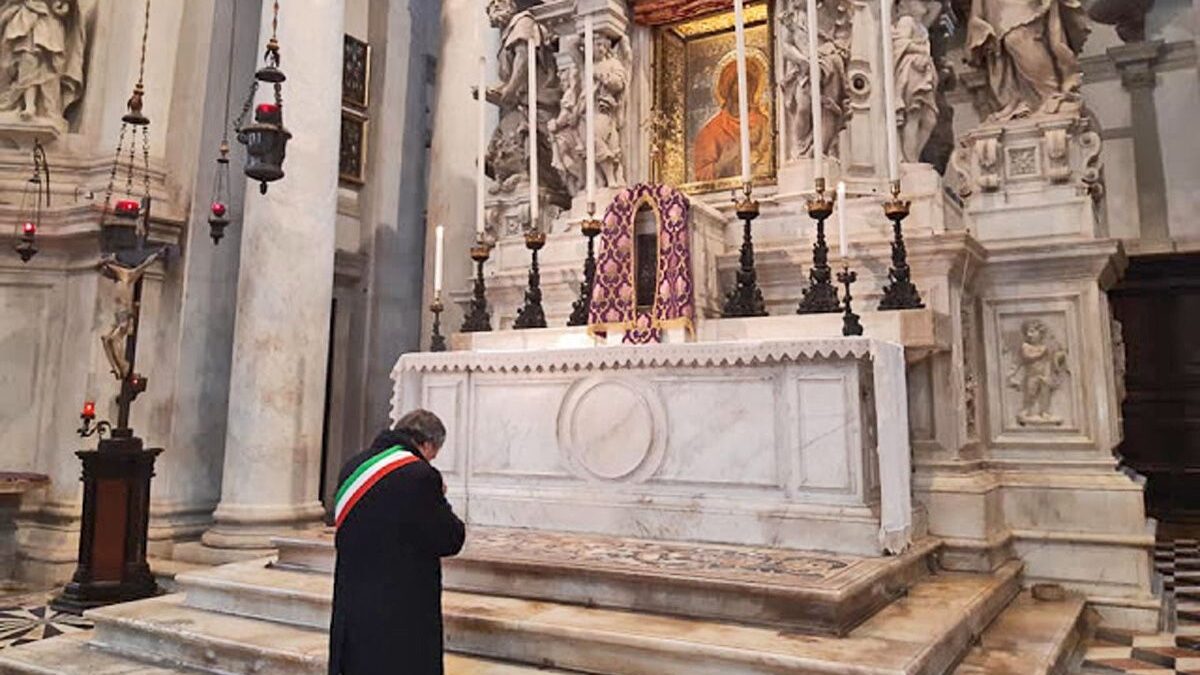 Addio laicismo, i sindaci si affidano ai santi