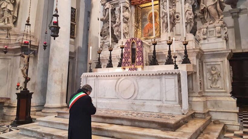 Addio laicismo, i sindaci si affidano ai santi