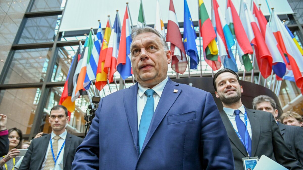 Pieni poteri a Orbán. A differenza di Conte vota il Parlamento