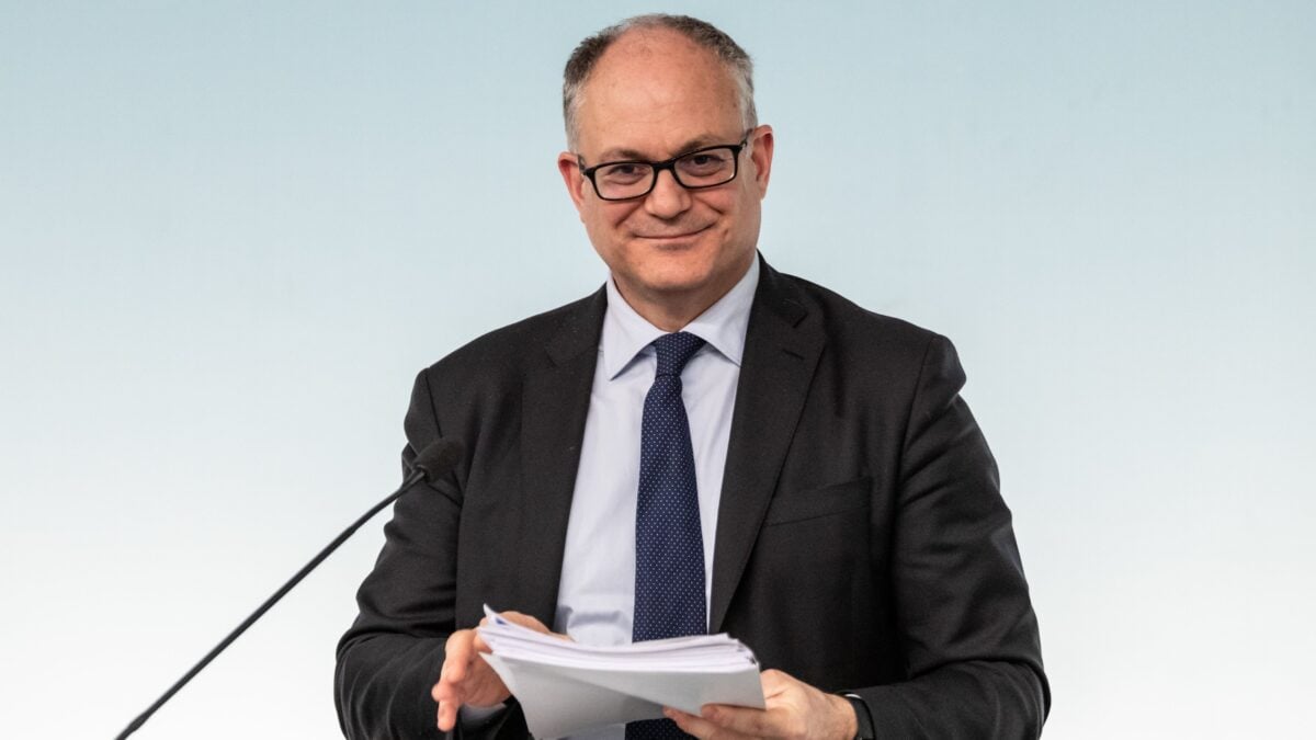 Gualtieri è lo scherano di Bruxelles. Perciò non preme la leva del deficit