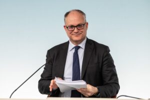 Gualtieri è lo scherano di Bruxelles. Perciò non preme la leva del deficit